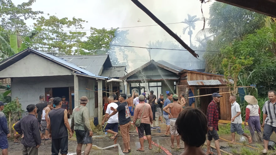 Rumah Warga Terbakar di Desa Sepadu, Warga Bahu-Membahu Padamkan Api